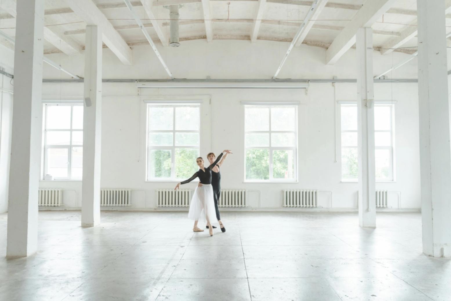 Evento di networking tra scuole partner con dimostrazione di bachata