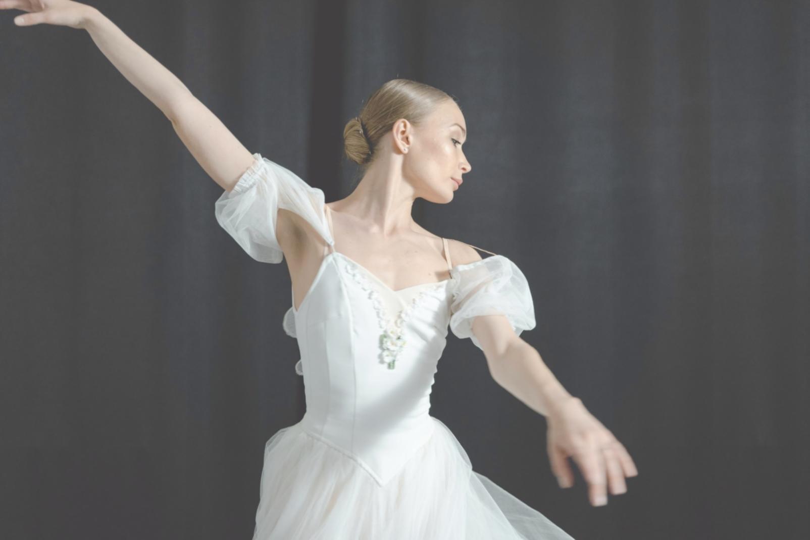 Lezione di gruppo in sala danza con specchi